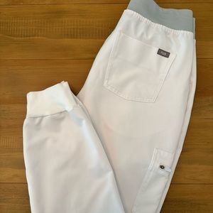 Figs Women’s Optic White Jogger Scrub Pants size Medium